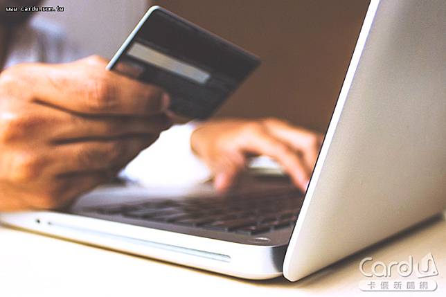 各大銀行提供信用卡保費回饋及分期0利率，卡友可以減輕許多負擔(圖/pixabay)