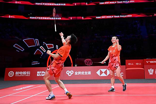 Zheng Siwei (L) and Huang Yaqiong celebrate after winning the mixed doubles final at the 2024 BWF World Tour Finals in Hangzhou, China, Dec. 15, 2024. (Xinhua/Hou Zhaokang)