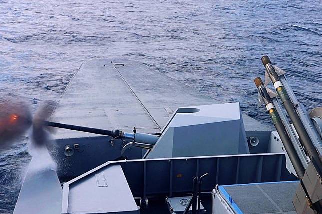 海軍艦隊指揮部臉書23日發布所屬124艦隊武昌軍艦執行76艦砲水面射擊任務情形。（取自艦指部臉書）