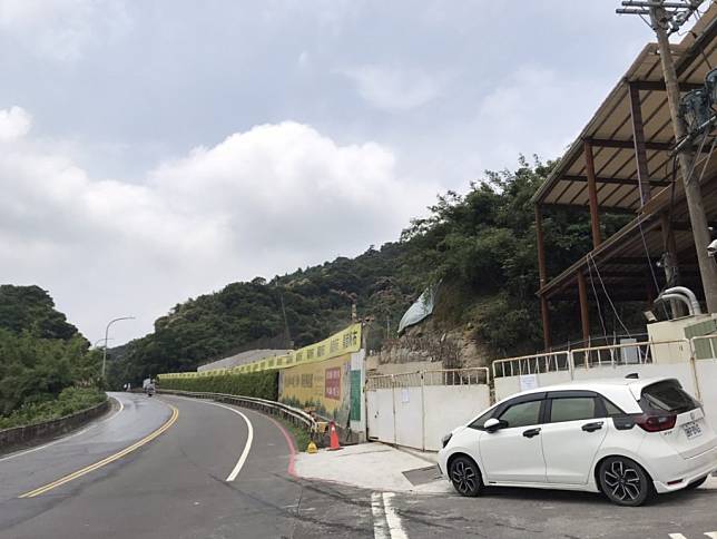 國安路三十巷口建案基地位於六百米山坡彎道，下方八西社區居民憂安全，停車配比不足民眾擔心交通。(記者慕慈攝)