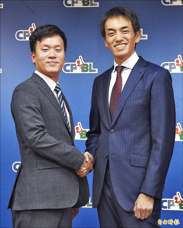 桃猿領隊劉玠廷(左)與樂天亞洲總部營運長渡邊崇(右)握手致意。(記者陳志曲攝)