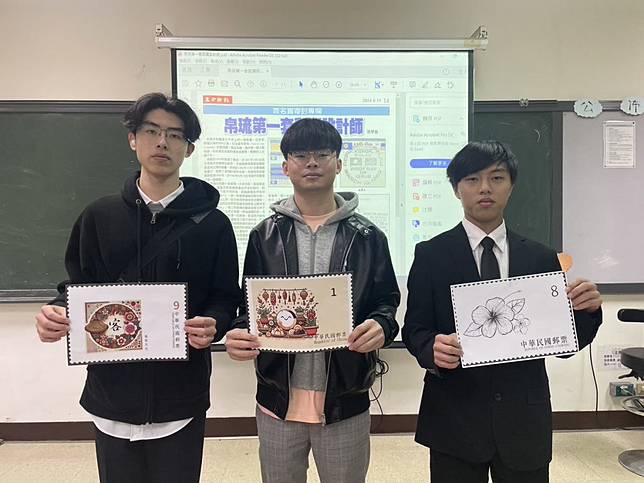 中國科大獲得特優的三名學子彭柏鈞（左），蔡宗陽（中），胡茗涵（由蘇延儒代領），皆是以ＡＩ方式創作郵票。(記者彭新茹攝)