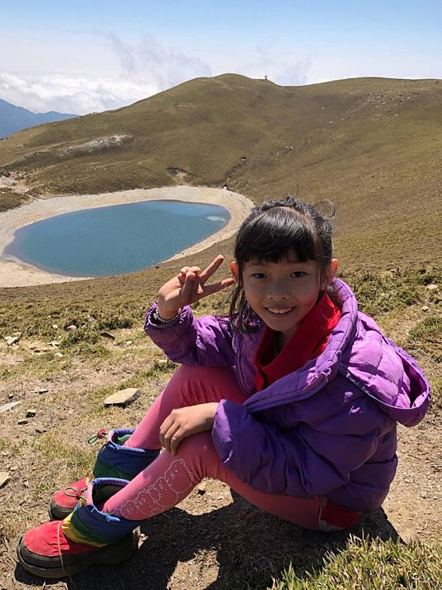 就讀國小二年級魏子琁已登過八座百岳，登山者嚮往的嘉明湖也有她的足跡。 （魏珀清提供）