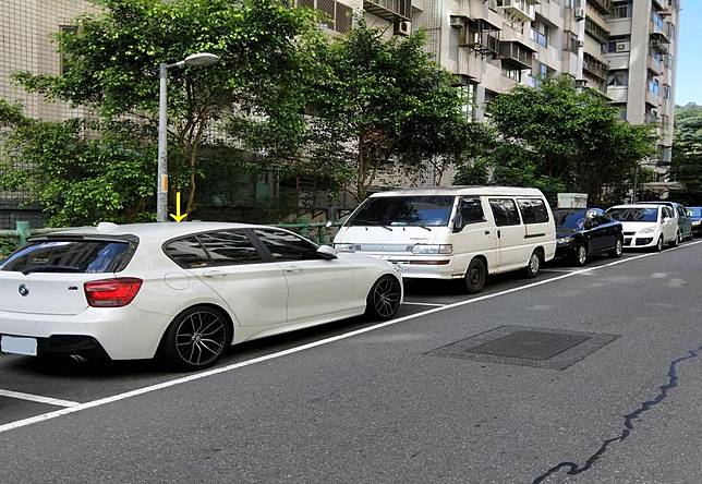 就算是在停車格，逆向停車也是違規。（新北市政府交通事件裁決處提供）