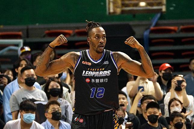 魔獸霍華德（Dwight Howard）昨天上演精彩逆轉秀拿下首勝，今天力拚2連勝，不少球迷到場支持並與魔獸照片合影。（張哲偉攝）