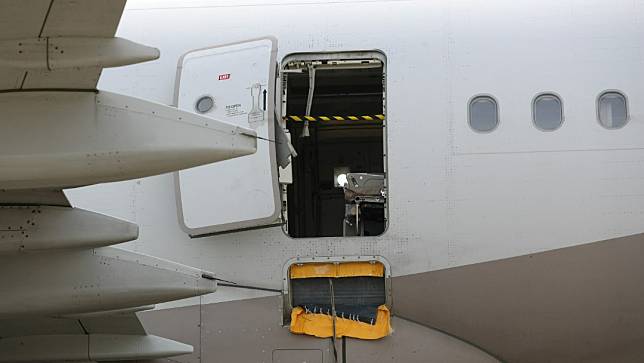 韓亞航空26日發生男乘客在飛機降落前打開艙門，導致機上數名乘客呼吸困難的事故。路透社