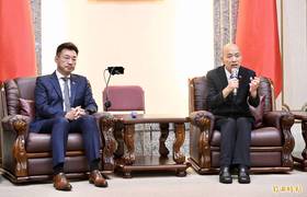 針對中國紅色通緝立委沈伯洋，總統賴清德呼籲立法院長韓國瑜站出來維護國會尊嚴，韓國瑜(右)12日下午在副院長江啟臣(左)陪同下，召開記者會對外回應。(記者羅沛德攝)