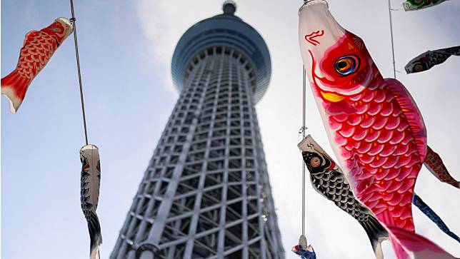 日本兒童人數，連續42年減少。圖為東京晴空塔下舉行傳統的兒童節慶祝活動之前的展示。路透社