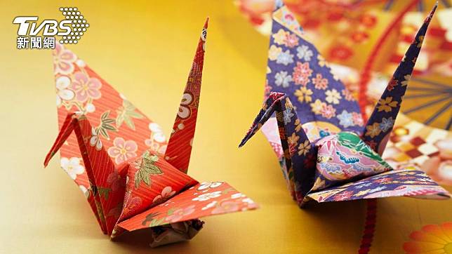 東亞地區不少人們會折紙鶴祈福。（圖／shutterstock達志影像）