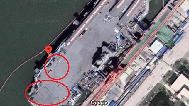 「Google地圖」拍到「福建號」艦身中後段甲板出現2條「詭異裂縫」，估計長度達26公尺。（圖／翻攝自 推特）