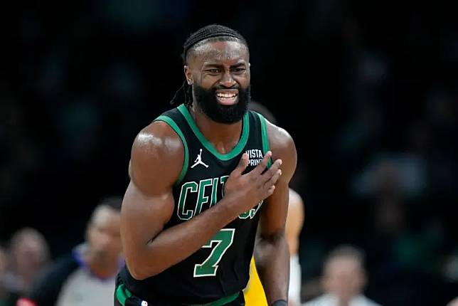 NBA美國職籃東區冠軍賽今（24）日進行系列賽G2，塞爾提克靠著Jaylen Brown狂砍全場最高40分，終場率隊以126：110擊退溜馬，目前系列賽取得2：0領先。（圖／美聯社／達志影像）