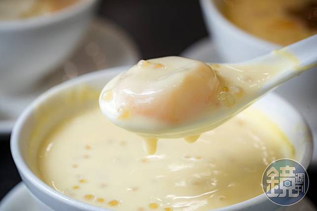 晶晶獨創的「丸子奶黃西米露」，就是一碗液體版的奶黃流沙包。（港幣48元／碗）