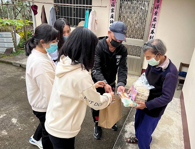 弘光科大菓 子多元廚藝烘焙社到水里民和村送物資給獨居老人。（記者陳金龍攝）
