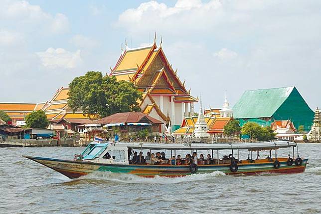 泰國官員12日表示，將放寬旅遊限制，允許新冠肺炎疫情感染率與泰國差不多的國家旅客入境後、無需隔離14天。有報導指名單包括中國大陸、日、韓等國家，台灣未被列入。（本報資料照片）