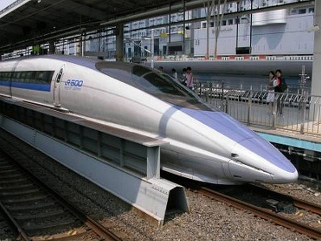 日本子彈列車280公里時速行駛中開門
