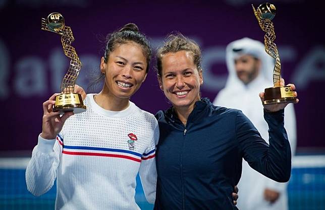 謝淑薇與捷克搭檔史崔可娃在杜哈女網賽勇奪冠軍。(取自WTA臉書)