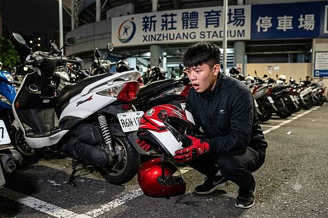 機車騎士發現安全帽被撞掉，造成擦傷受損，上頭有民眾留紙條，強調是他撞掉的，還留下連絡電話。示意圖／AI生成
