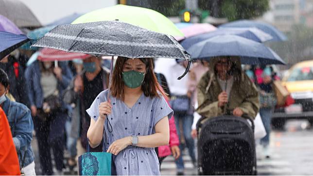 明起午後出現雨勢，將一路到週日都是有雨的天氣形態。資料照片，廖瑞祥攝