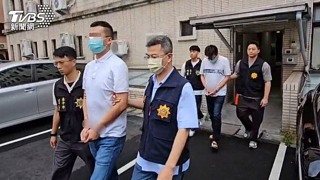 創意私房在台主嫌張姓、朱姓男子遭警方逮捕送辦。（圖／TVBS）