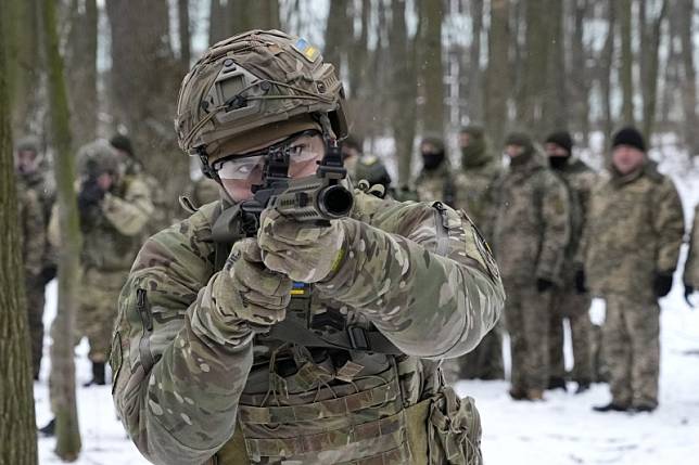 2022年1月，烏克蘭面對俄羅斯侵略威脅，志願軍「領土防衛軍」（Territorial Defense Forces）加緊訓練（AP）