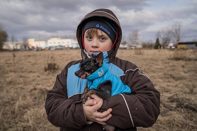 2022年2月24日俄羅斯揮兵入侵烏克蘭，超過200萬烏克蘭人被迫逃離家園，其中至少一半是兒童。（翻攝自UNICEF）