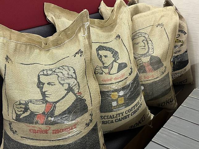 哥斯大黎加卡內特莊園的音樂家系列咖啡，配送咖啡的麻布袋，印有喝咖啡的音樂家圖像，聞名全世界。（記者陳俊文攝）