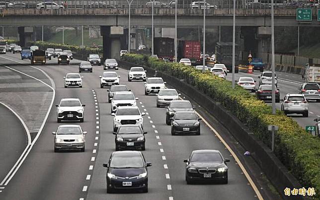 今天是春節連假首日，高速公路除部分路段壅塞，車流大致正常。(記者林正堃攝)