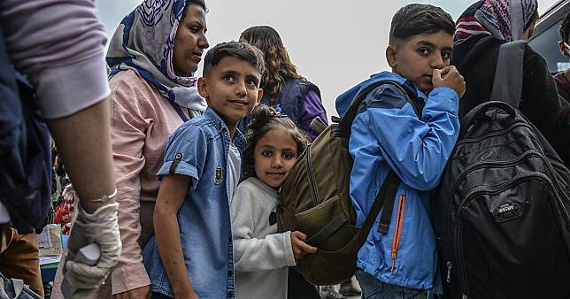 希臘公民保護部28日表示，今年初以來，已有大約4萬名非法移民在北部與土耳其的邊界上被擋下。圖為尋求庇護的移民。(資料照/推特)