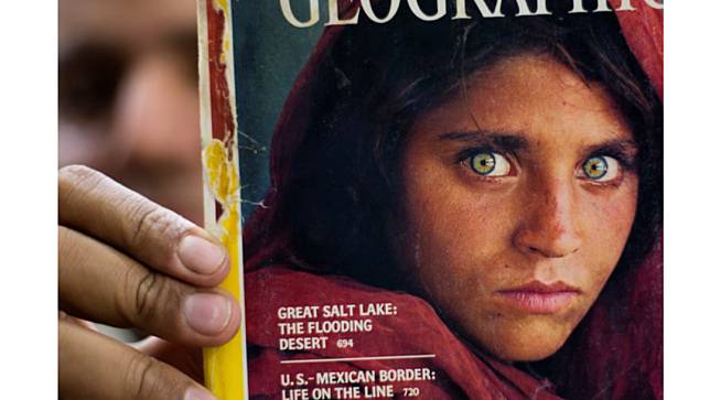 《國家地理》雜誌1984年的經典封面，阿富汗「綠眼少女」莎芭特古拉（Sharbat Gula）。美聯社