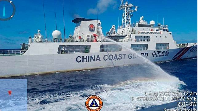 菲律賓武裝部隊公布照片，2023年8月5日, 一艘中國海警船在菲律賓佔領的仁愛暗沙附近以水砲攻擊菲國海巡船隻。美聯社