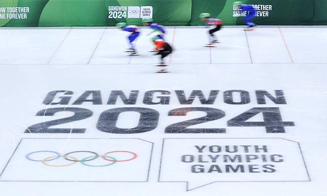 Athletes compete in the men's 500m semifinal of short track speed skating at the Gangwon 2024 Winter Youth Olympic Games in Gangneung, South Korea, Jan. 22, 2024. (Xinhua/Yao Qilin)