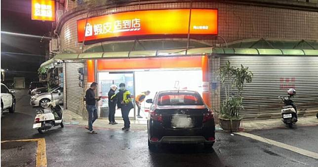 40歲女開車撞蝦皮店到店　沒酒駕卻無照駕駛