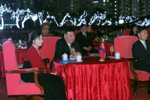 北韓慶祝建國74周年晚會，金正恩偕同夫人李雪主觀看表演。   圖：翻攝北韓勞動新聞網