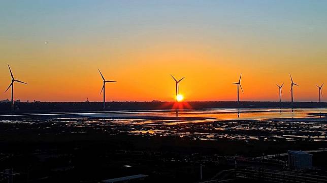 高美濕地夕陽西下美景更讓許多遊客流連忘返，台中觀光旅遊網新增高美濕地四Ｋ高畫質即時影像服務，讓國內外民眾不用外出即可線上收看台中海線美景。（記者陳金龍攝）