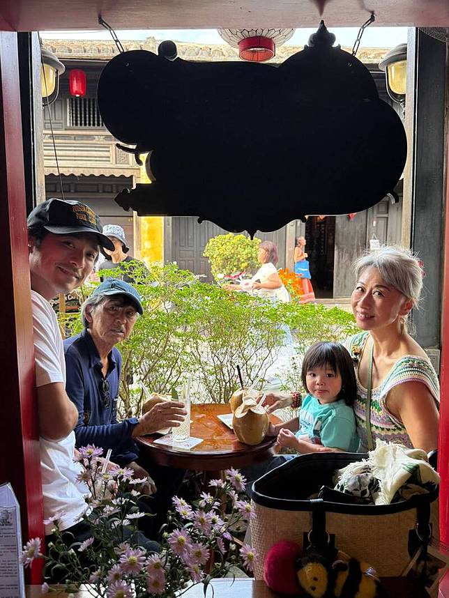 葉倩文(右)升格當阿嬤，和繼子(左一)一家感情很好。(翻攝自小紅書)