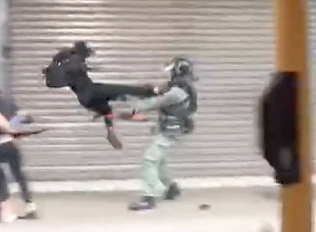 一名黑衣人飛腳踢倒防暴警。(互聯網)
