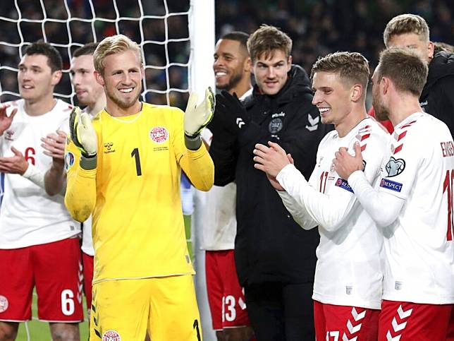 卡斯柏舒米高（黃衫）等一眾丹麥球員答謝球迷。（美聯社）