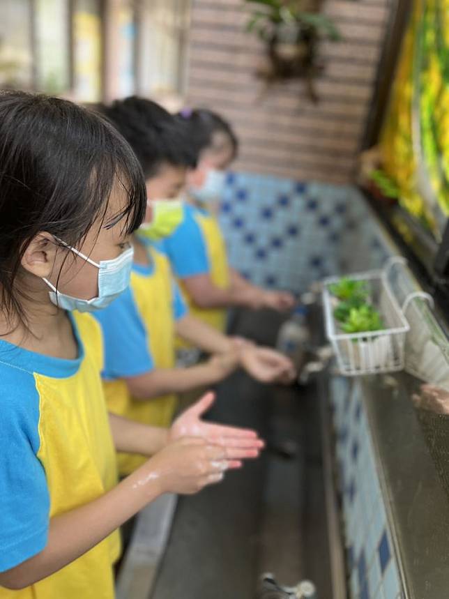 頭城鎮立幼兒園恢復到校上課，代理鎮長蔡文益前往觀摩幼兒們活動及洗手消毒的過程。（頭城鎮公所提供）