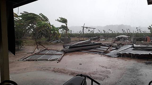 พายุฝนกระหน่ำ “ระยอง” โซเซียลแชร์คลิปซัดบ้านพังแรงสุดรอบ 10ปี
