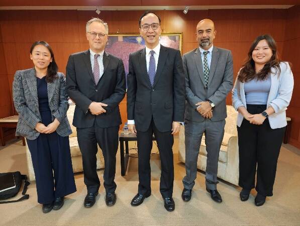 國民黨主席朱立倫今天會見ICG國際危機組織訪團。(國民黨提供)