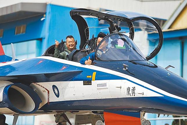 中科院、空軍與漢翔合作，積極研發下一代戰機。圖為漢翔公司試飛「勇鷹」號高教機。（本報資料照片）