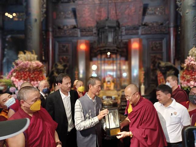 北港朝天宮蔡董事長代表（左三）與達賴喇嘛西藏宗教基金會代表（右二），在北港朝天宮廟埕廣場與辦理善緣成就五十年並贈匾北港朝天宮及分靈媽祖。 （記者劉春生攝）