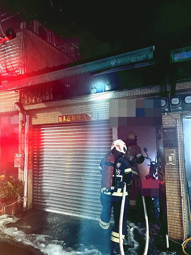 高雄市鳳山區新安街今天凌晨火警，吳姓住戶1家5口送醫，就讀高中2年級的大兒子不治。（記者鐘敏綺翻攝）