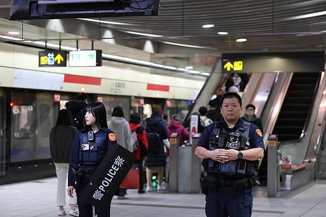 段姓女警外型甜美可愛，但當她手持臂盾執勤時，可是不會放過任何一個作奸犯科的嫌犯。翻攝chainxllll IG