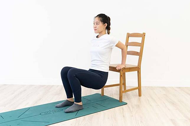椅上臂屈伸能增強手臂肱三頭肌的肌肉適能。（圖片由中國香港體適能總會提供）