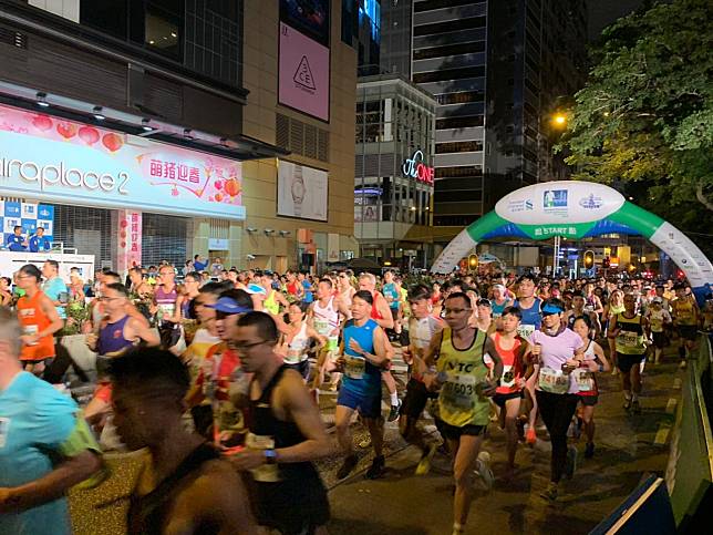 香港馬拉松今早舉行，各項賽事陸續起步。（伍岳泰攝）