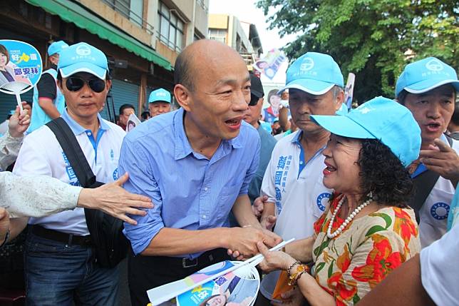 對於韓國瑜民間粉絲團臉書專業遭停權，韓國瑜強調並非不反擊，只是不願讓選戰變得骯髒。圖為韓國瑜參加高雄市議員候選人鄭安秝競選總部成立活動。（攝影：張哲偉）