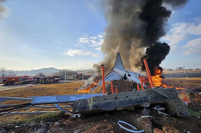 韓國務安國際機場發生重大空難，一架濟州航空班機迫降失敗後陷入火海。（美聯社）