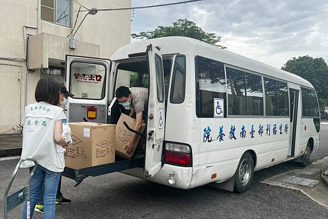 台南市政府發放隔離衣、防護衣與Ｎ９５口罩，協助社福機構防疫。（南市府提供）