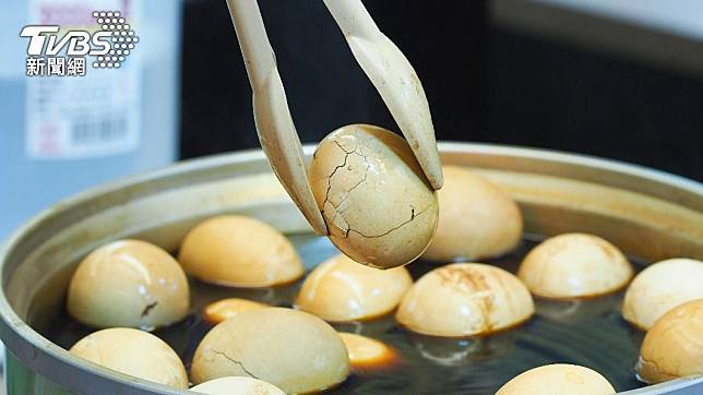 有網友發現，超商茶葉蛋的單價比一般白蛋還便宜。（示意圖／shutterstock達志影像）